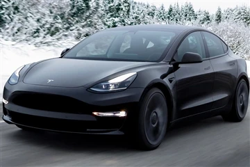 2024. gada Tesla Model 3 (feislifts) it kā redzēts testā