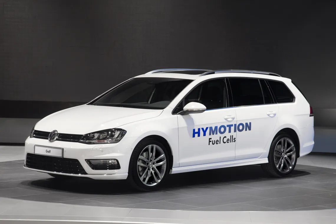 Volkswagen vadītājs saka, ka ūdeņraža automašīnām nav jēgas
