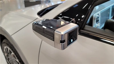 Musks atkārto, ka Tesla likvidēs fiziskus atpakaļskata spoguļus.