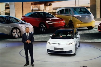 Volkswagen grupa aizkavēs vairāku elektrisko transportlīdzekļu izlaišanu