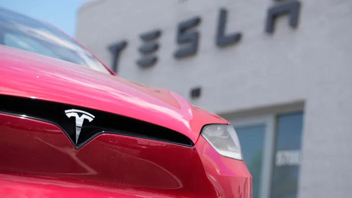 Tesla sāk masveida darbinieku pieņemšanu pēc lielas atlaišanas