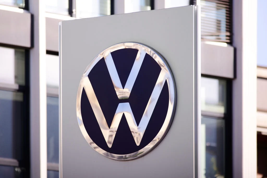 Mercedes, Stellantis un Volkswagen sarunās ar Serbiju par litija piegādi