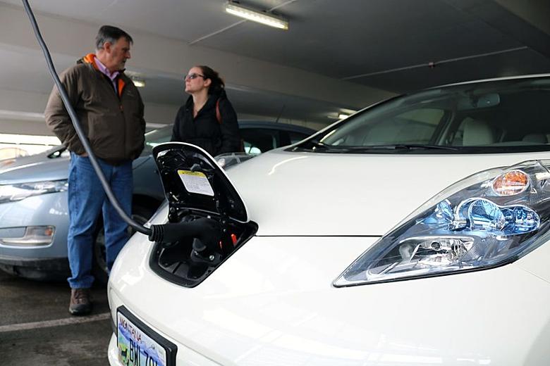 Francija cenšas veicināt ES mēroga elektrisko transportlīdzekļu subsīdiju pol...