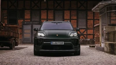 Porsche turpinās benzīna un hibrīdu modeļu ražošanu