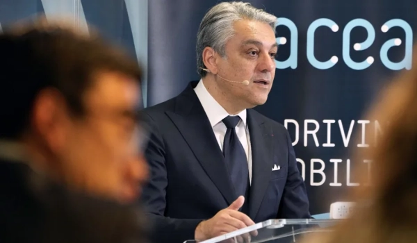 Renault vadītājs ir pārliecināts, ka ES atvieglos oglekļa emisiju noteikumus