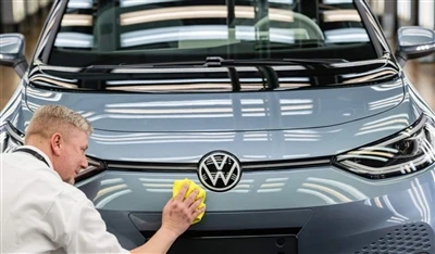 Volkswagen grupas pēkšņais paziņojums satricina nozari